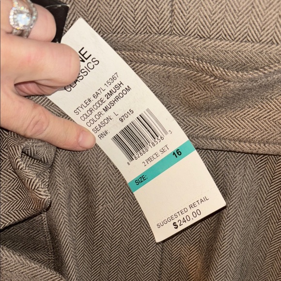 Larry Levine NWT size 16 women’s size large two piece suits and sepeperates - Picture 10 of 11